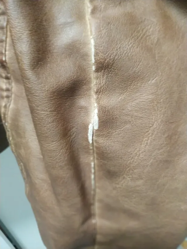 Cazadora efecto piel con capucha