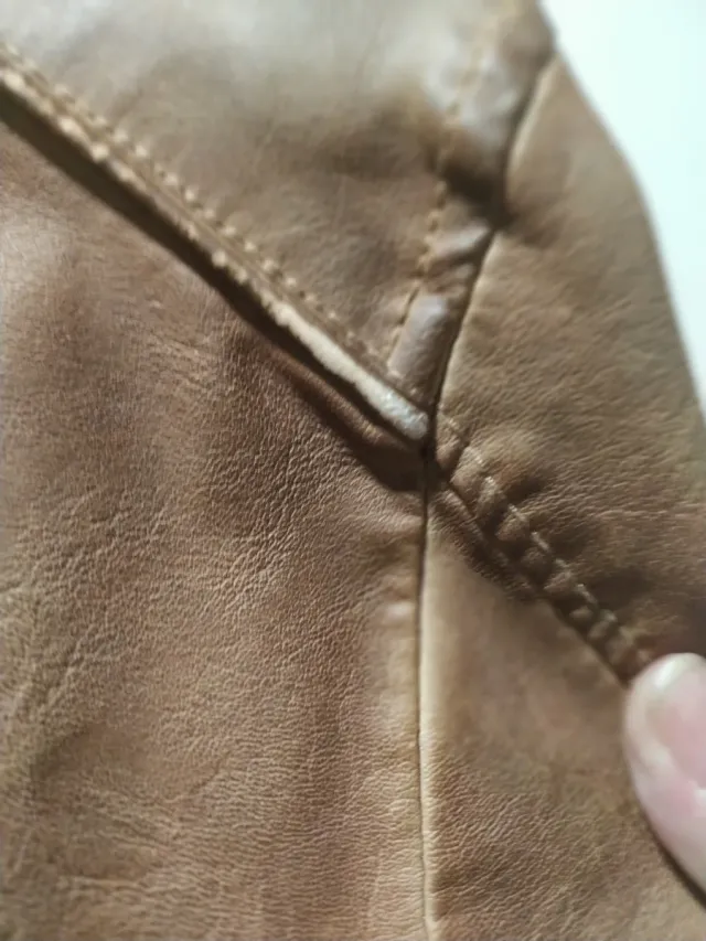 Cazadora efecto piel con capucha