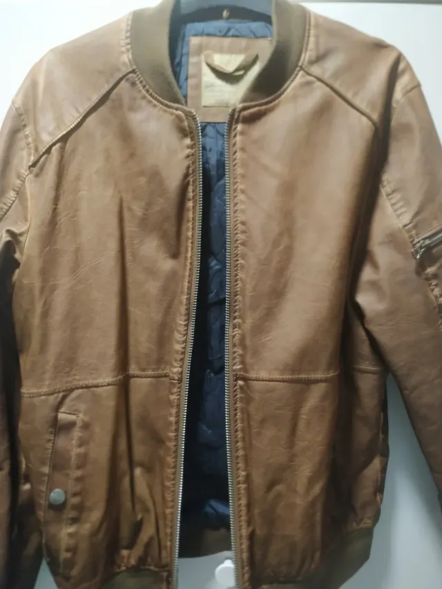 Cazadora efecto piel con capucha