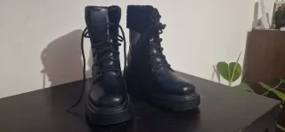 Botas pretas com atacadores e sola grossa