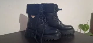 Botas pretas com atacadores e sola grossa