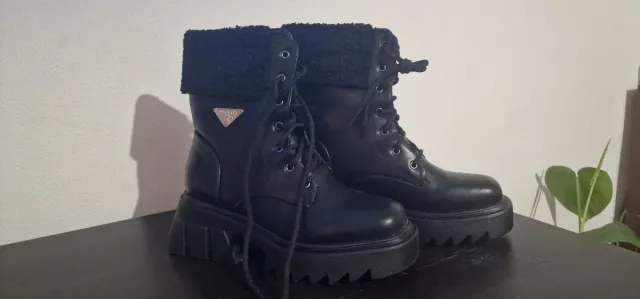 Botas pretas com atacadores e sola grossa