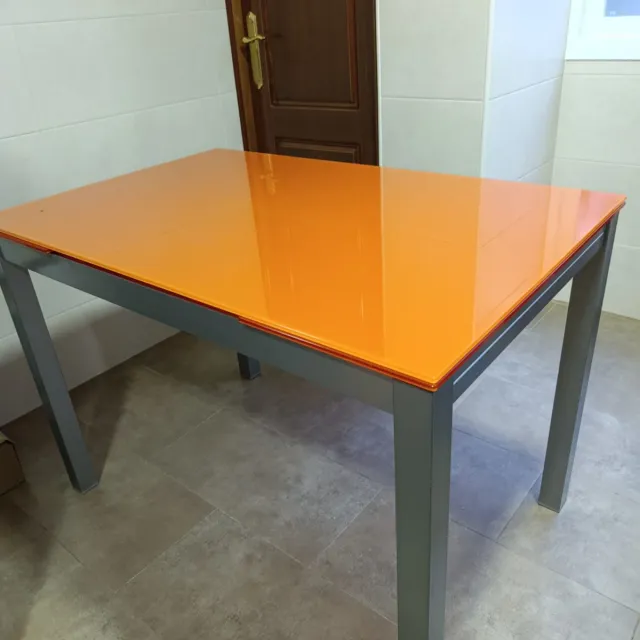 Mesa de cocina cristal naranja y metal gris