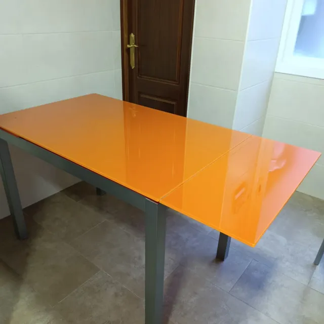 Mesa de cocina cristal naranja y metal gris