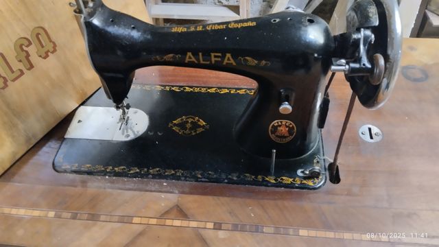 Máquina de coser Alfa antigua