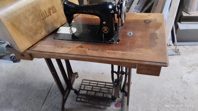 Máquina de coser Alfa antigua