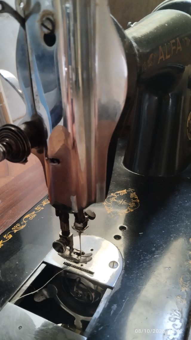 Máquina de coser Alfa antigua