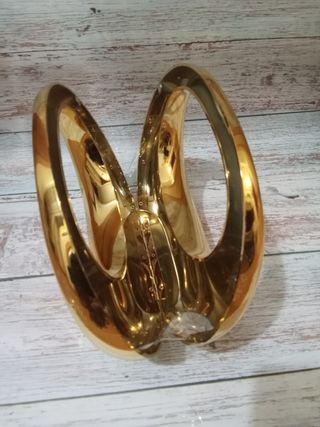 Bolso de mano dorado acrílico