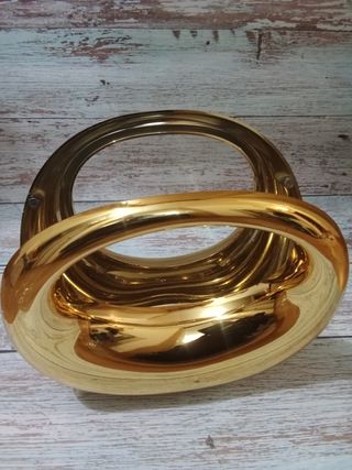 Bolso de mano dorado acrílico
