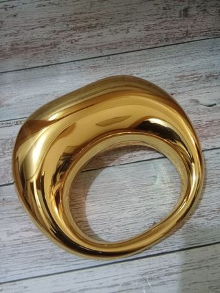 Bolso de mano dorado acrílico