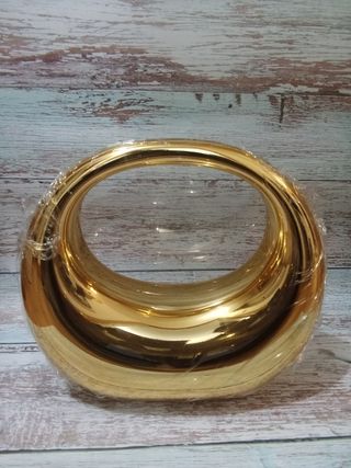 Bolso de mano dorado acrílico
