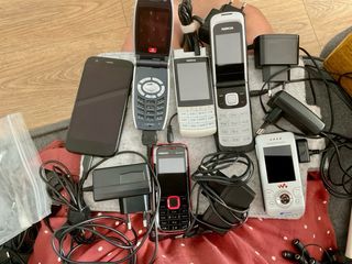 Lotto 5 telefoni cellulari Nokia, Sony Ericsson, Vodafone