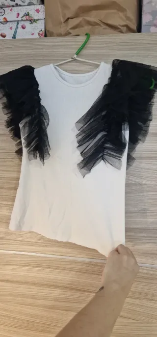 Camiseta blanca con vuelos negros