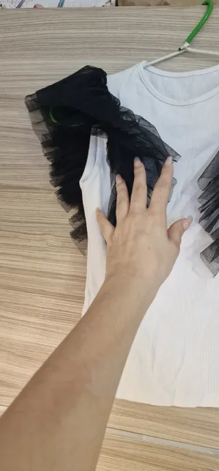 Camiseta blanca con vuelos negros