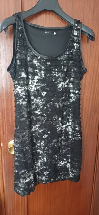 Vestido negro y plateado con volantes
