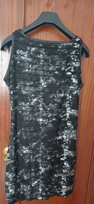 Vestido negro y plateado con volantes