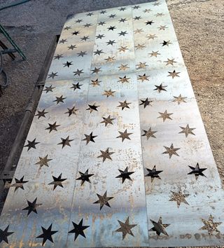 Puerta de hierro con estrellas