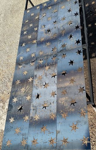 Puerta de hierro con estrellas