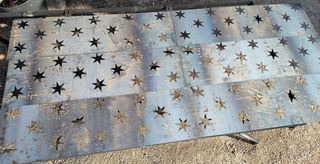 Puerta de hierro con estrellas