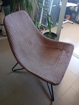 Sillón de mimbre y metal