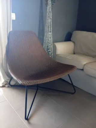 Sillón de mimbre y metal