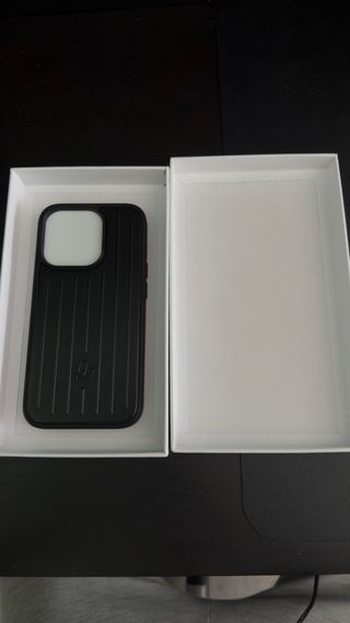 Cover Rimowa nera iPhone 15 Pro