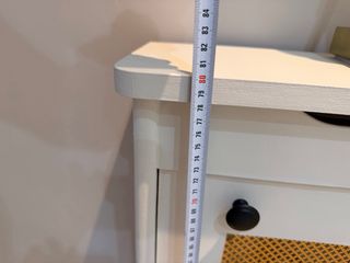 Mueble cubre radiador blanco y dorado