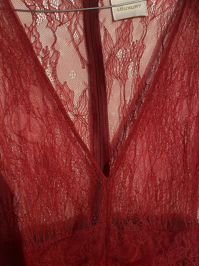 Abito in pizzo trasparente rosso
