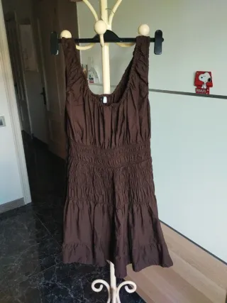 Vestido corto marrón con fruncido
