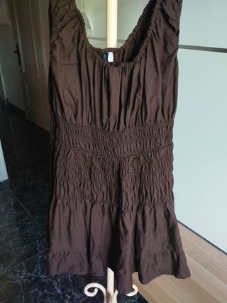 Vestido corto marrón con fruncido