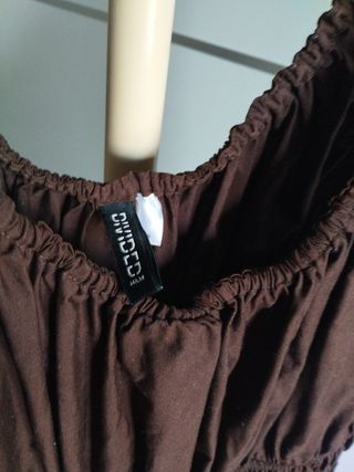 Vestido corto marrón con fruncido