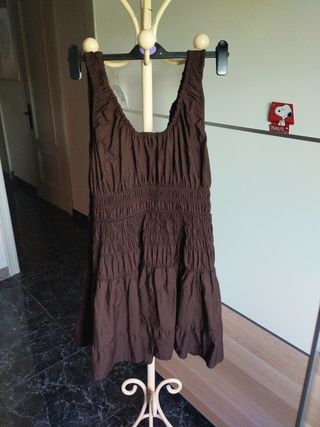 Vestido corto marrón con fruncido