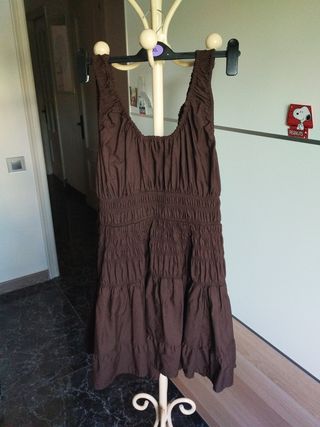 Vestido corto marrón con fruncido