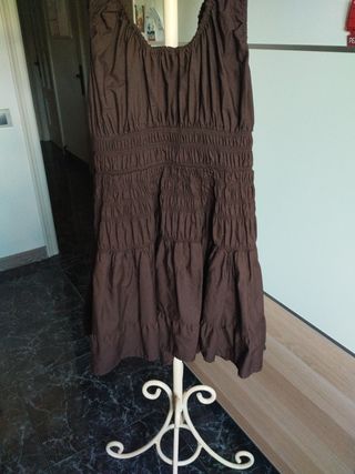 Vestido corto marrón con fruncido