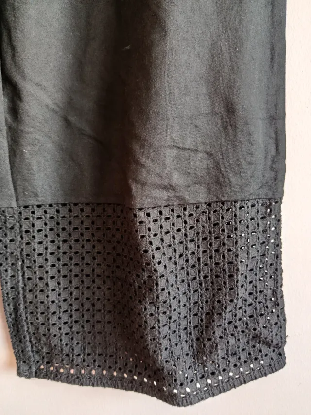 Pantalón negro palazzo con bordado