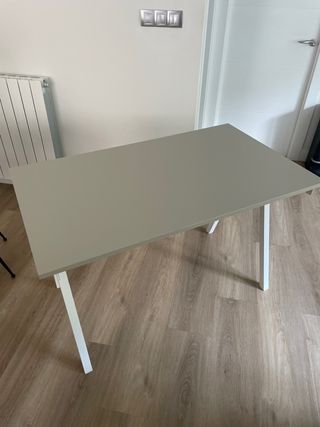 Mesa de estudio gris y blanca TROTTEN de Ikea