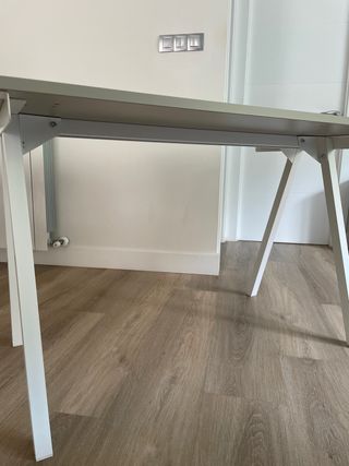Mesa de estudio gris y blanca TROTTEN de Ikea