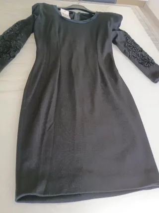 Tubino nero con maniche ricamate