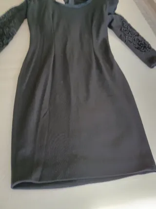 Tubino nero con maniche ricamate
