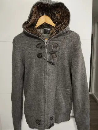 Chaqueta Pull and Bear gris con capucha