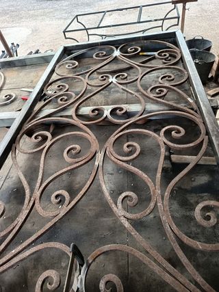Puerta de hierro forjado decorativa