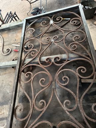 Puerta de hierro forjado decorativa