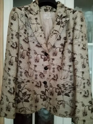 Chaqueta Julian Charles floral beige y marrón