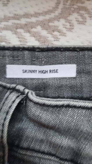 Pantalones skinny grises tiro alto