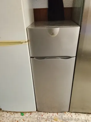 Nevera Indesit plateada