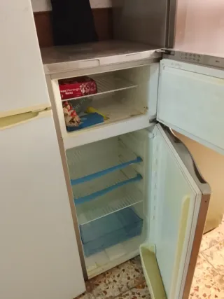 Nevera Indesit plateada