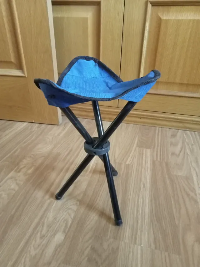 Taburete plegable azul y negro