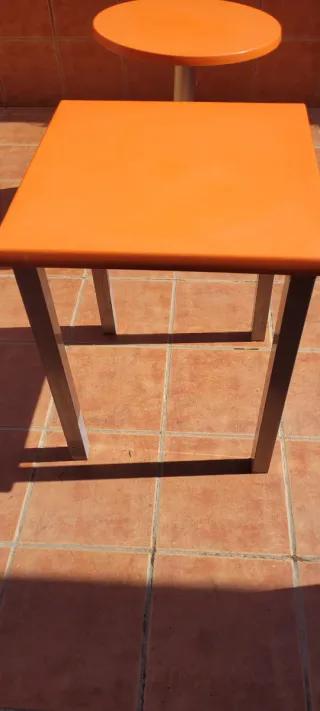 14 tavoli da bar/terrazza arancioni e argentati