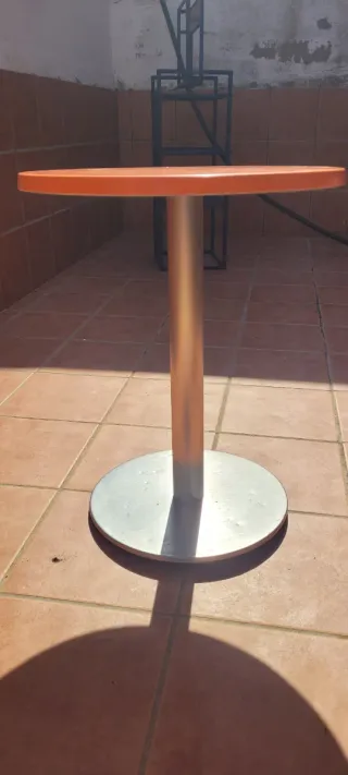 14 tavoli da bar/terrazza arancioni e argentati