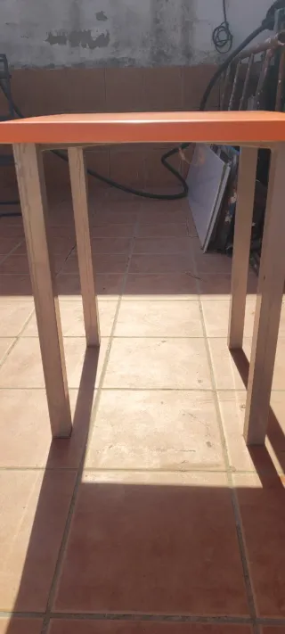 14 tavoli da bar/terrazza arancioni e argentati